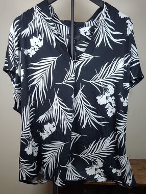 NWT Grace Black & White Tropical V-Neck Blouse size 3X